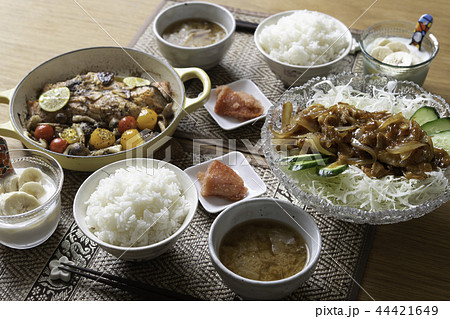 豚の生姜焼きと鮭の香草焼きの食卓 44421649