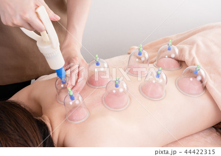 かっさ、カッピング、カップ、セラピスト、アロマセラピー、マッサージ、フェイシャル、フェイシャルマッサ 44422315