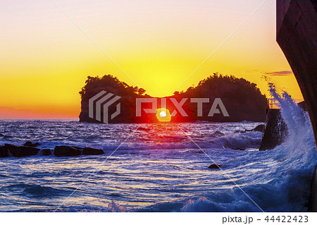 夕焼けの円月島 44422423
