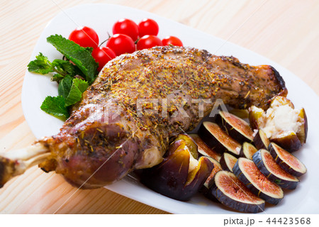 Baked shoulder of mutton with figs, tomatoes, soft cheese 44423568