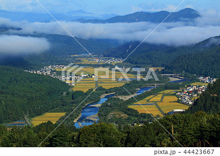 朝霧晴れゆく里山風景ー南郷スキー場　福島県南会津町 44423667