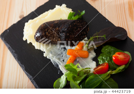 Blood sausage with vegetables Blood sausage with vegetables 44423719