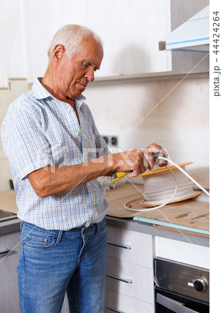 Senior man working on apartment overhauls 44424264