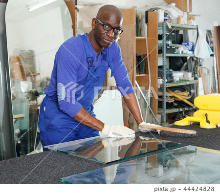 Man working in glass workshop 44424828