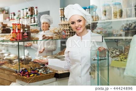 Chefs meeting customers at door 44424896