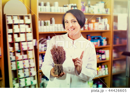 Portrait of smiling female with dried plans 44426605