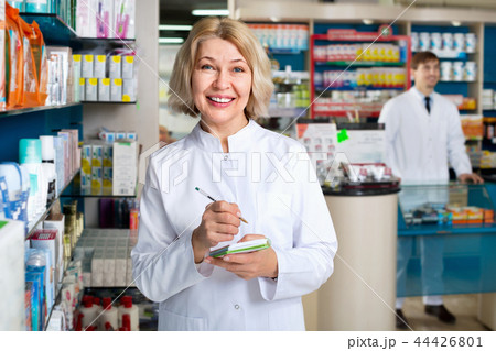 Portrait of two pharmacists working in modern farmacy 44426801