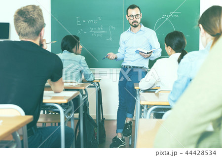 Male teacher giving lecture for students 44428534