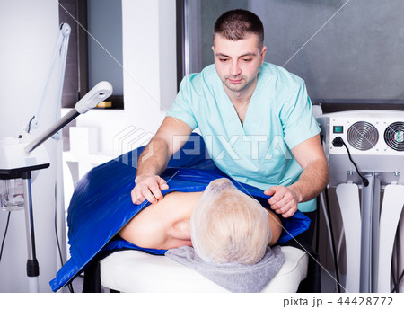 Cosmetologist during hardware procedure 44428772