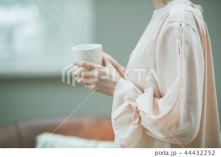 young woman 44432252