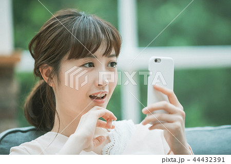 young woman 44432391