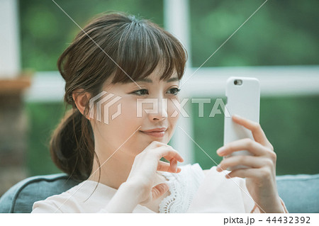 young woman 44432392