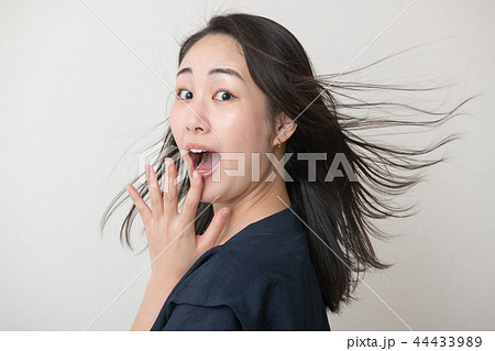 ビックリする若い日本人女性 表情 ショック 衝撃 ビックリする若い日本人女性 表情 ショック 衝撃 44433989