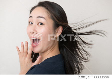 ビックリする若い日本人女性　表情 ショック 衝撃 44433990