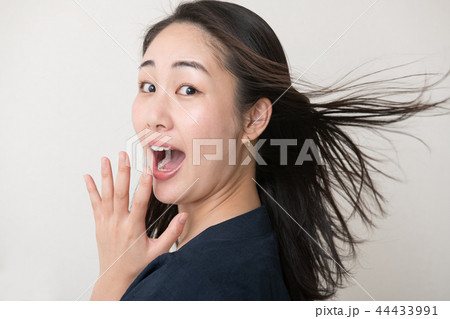 ビックリする若い日本人女性　表情 ショック 衝撃 44433991