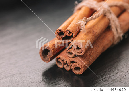 spice cinnamon close-up 44434090