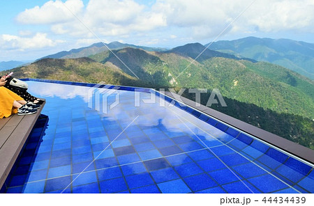 雲上のびわ湖テラスで絶景をスマホで撮る観光客 ノーステラス びわ湖バレイ 美しい風景 滋賀県の写真素材