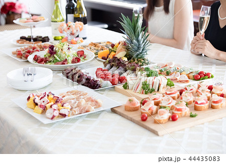 パーティー 女子会 料理の写真素材