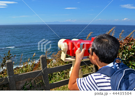 有料双眼鏡（望遠鏡）で景色を見る子供　三浦半島から小田原方面を見る 44435504