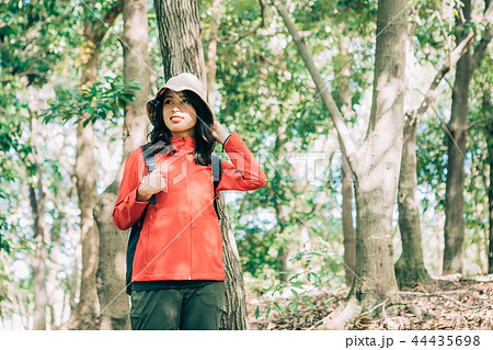 登山をする女性 登山をする女性 44435698