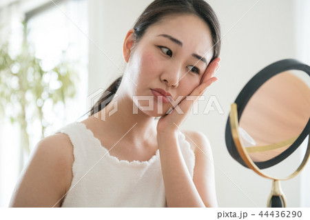 肌荒れに悩む若い日本人女性 ビューティー 肌荒れに悩む若い日本人女性 ビューティー 44436290