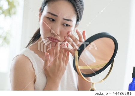肌荒れに悩む若い日本人女性 ビューティー 肌荒れに悩む若い日本人女性 ビューティー 44436291