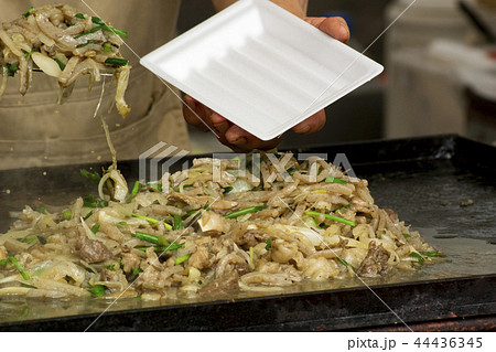 屋台の料理 ホルモン焼きうどん 44436345