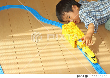 プラレールで遊ぶ男の子 44436562