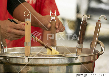 麺を湯掻く 麺を湯掻く 44436712