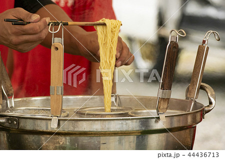 麺を湯掻く 44436713