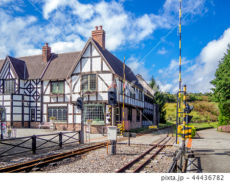 静岡県 テーマパークの風景 伊豆修善寺虹の郷 イギリス村 ロムニー鉄道踏切 の写真素材