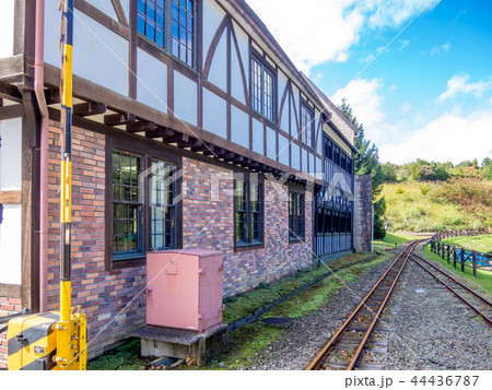 静岡県 テーマパークの風景 伊豆修善寺虹の郷 イギリス村 ロムニー鉄道踏切 の写真素材