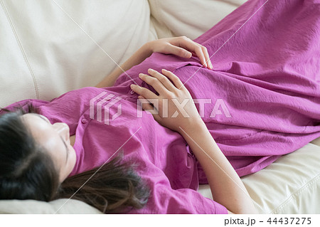 ソファで寝る若い妊婦 日本人女性の写真素材 44437275 Pixta