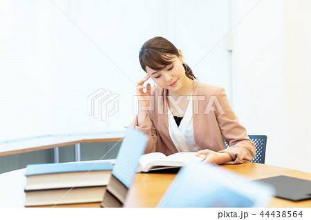 本を読む女性 44438564