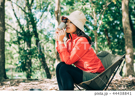 キャンプ場でコーヒーを飲む女性 44438841