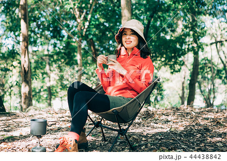 キャンプ場でコーヒーを飲む女性 キャンプ場でコーヒーを飲む女性 44438842