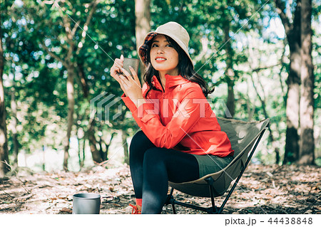 キャンプ場でコーヒーを飲む女性 キャンプ場でコーヒーを飲む女性 44438848