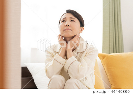 寝起きが悪い女性 44440300