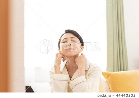 寝起きが悪い女性 寝起きが悪い女性 44440303