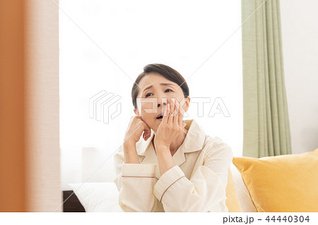 寝起きが悪い女性 寝起きが悪い女性 44440304
