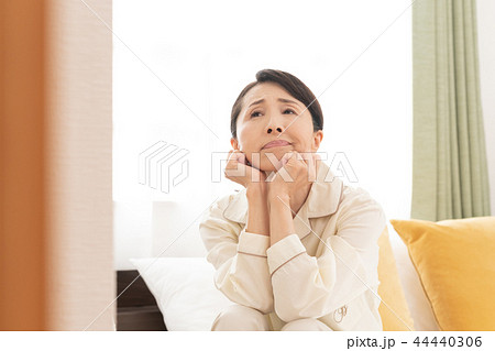 寝起きが悪い女性 寝起きが悪い女性 44440306