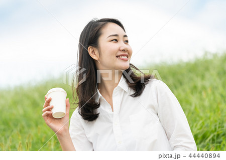 コーヒーを飲む女性 44440894
