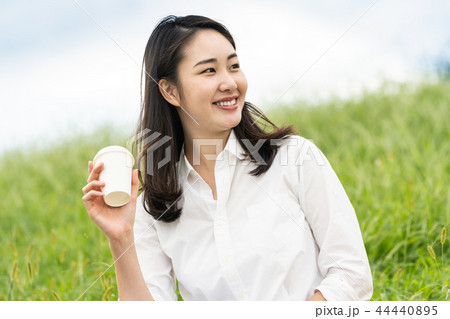 コーヒーを飲む女性 コーヒーを飲む女性 44440895