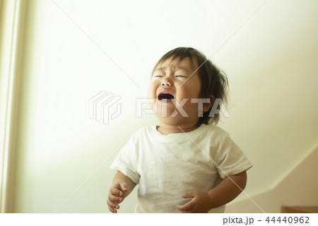 泣く子ども 泣く子ども 44440962