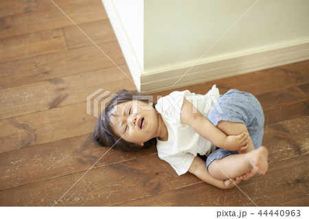 泣く子ども 44440963