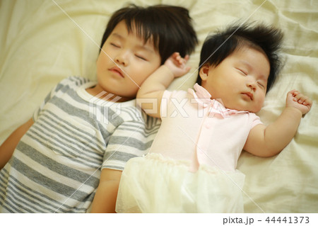 お昼寝する子供たち お昼寝する子供たち 44441373