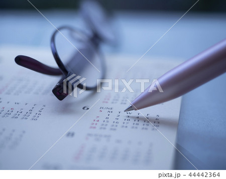 ビジネスイメージ・カレンダー・メガネ・女性 ビジネスイメージ・カレンダー・メガネ・女性 44442364