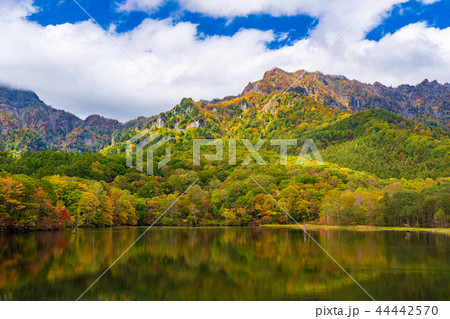 長野県 戸隠高原 鏡池の紅葉の写真素材