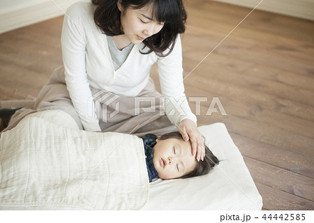 赤ちゃん　熱 44442585