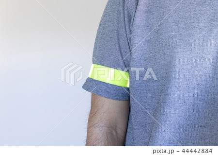 反射リストバンドをつけた男性の腕 44442884